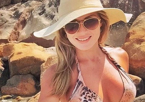 Ex-BBB Renatinha posa de biquininho e exibe fartura 