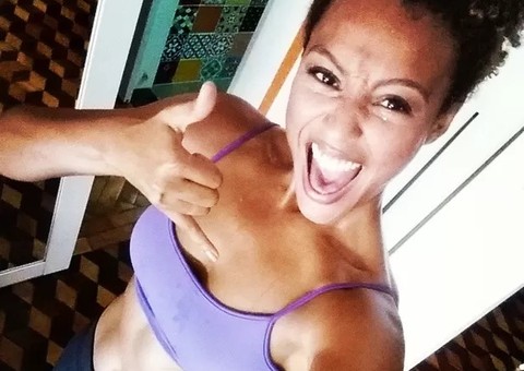 Sheron Menezzes exibe barriga sequinha após malhação