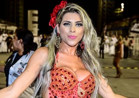 Ana Paula Minerato usa look sexy e deixa parte do bumbum à mostra 