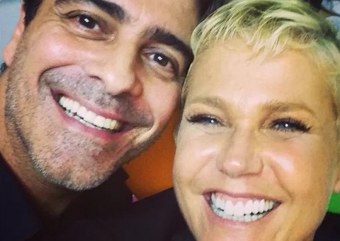 Em clima de romance, Xuxa posa com namorado em banheira e faz declaração 
