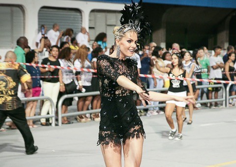 Ana Hickman cai no samba e rouba a cena com look curtinho 