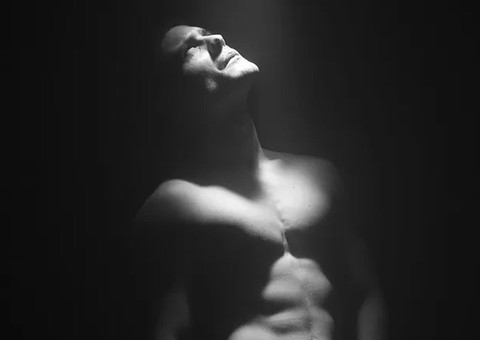 Guilherme Leicam posa de cueca e exibe tanquinho 