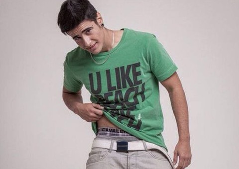 Tereza Brant posa com figurino masculino e fãs apontam ‘mão boba’ 