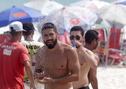 Ex-BBB Yuri curte dia de sol e posa com fã