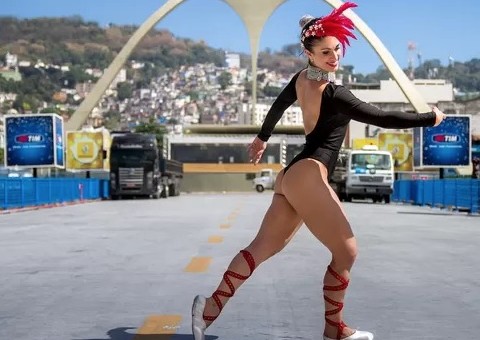 Musa da Viradouro ostenta corpão em ensaio 