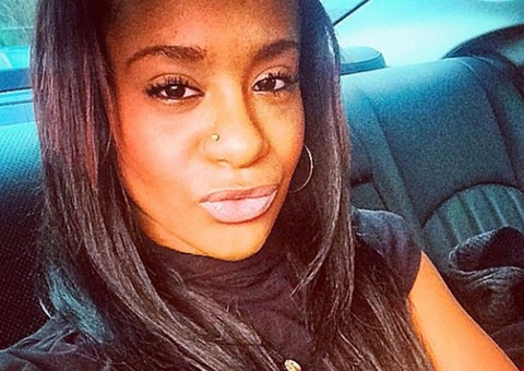 Estado de saúde de Bobbi Kristina Brown, filha de Whitney Houston, continua crítico