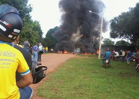 Moradores de Apuí põem fogo na torre da operadora Vivo ; veja vídeo