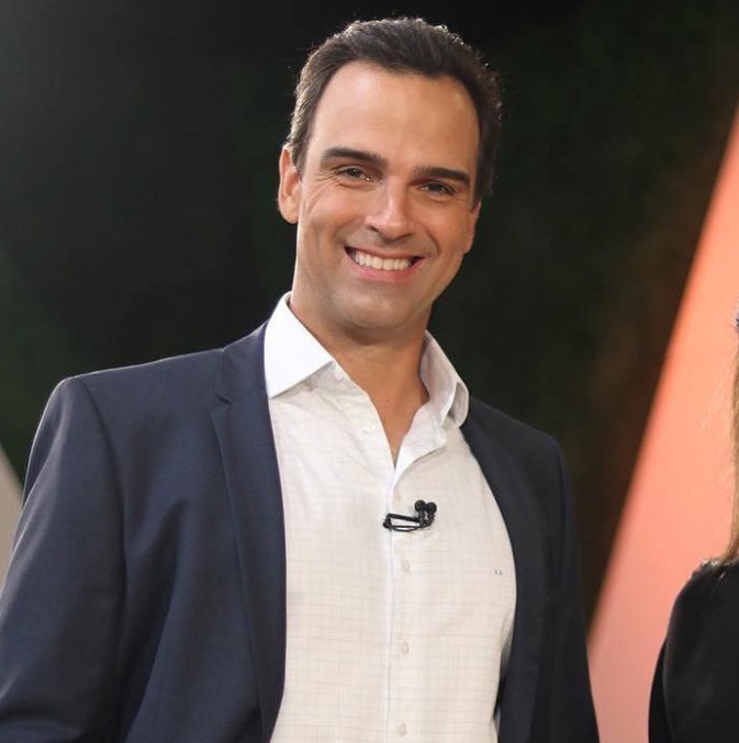 Tadeu Schimidt choca ao mostrar foto antiga da adolescência 