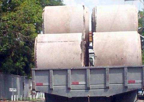 Tubos de concreto são transportados sem segurança