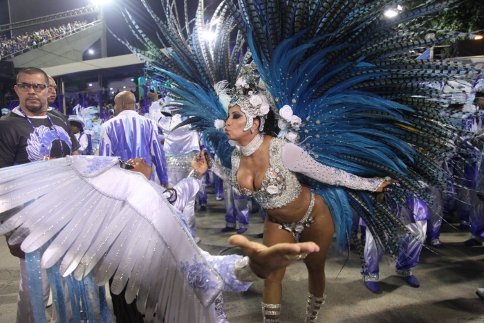 Carlinhos Brow com a Rainha de Bateria da Portela encantam na Sapucaí