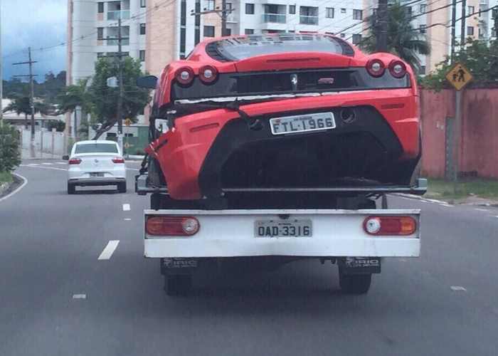 Ferrari avança sinal e bate em árvore na Ferreira Pena