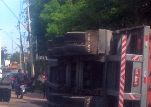 Carreta se desgoverna e tomba