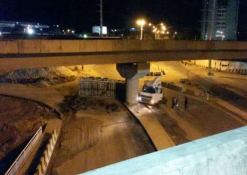 Carreta transportando cilindros de gás se choca com viaduto