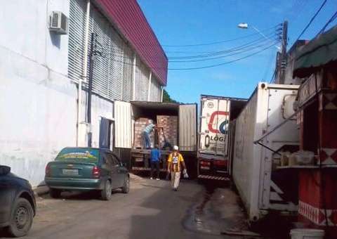 Carreta com contêiner-frigorífico atrapalha trânsito no Fuxico