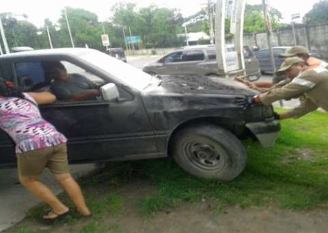 Carro pega fogo e ‘marronzinhos’ suam a camisa