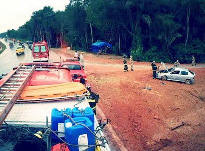 Carro capota na AM-070