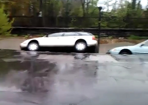 Flagrante: Carros são engolidos pela terra após forte chuva