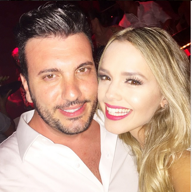 Cantora Thaeme se casa em praia do México