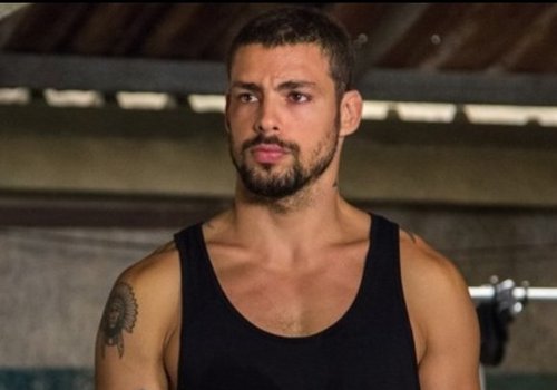 Cauã Reymond se irrita ao flagrar homem lhe brechando pelado