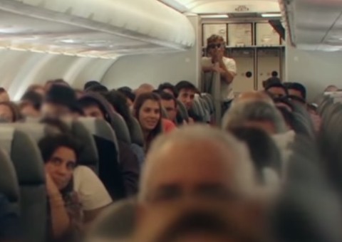 Vídeo: Cazuza 'ressurge' em avião e surpreende passageiros