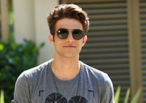 Chay Suede posa caracterizado para nova novela que substituirá ‘Império’