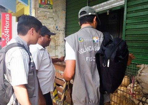 Lojistas são notificados por entulhar calçadas no centro da cidade