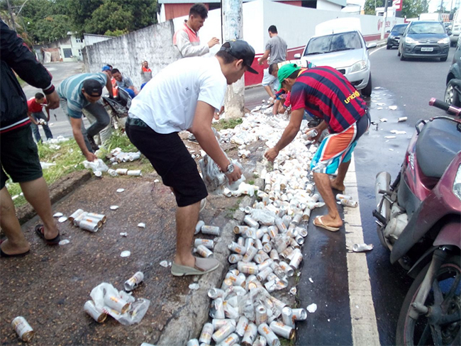Palete cai e espalha 'alegria' na Efigênio Sales