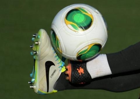 Paulinho torce tornozelo em treino, Oscar e Fred poupados de coletivo