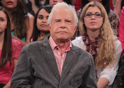 Mulher de Cid Moreira nega salário de R$ 350 mil: "Temos uma vida simples"