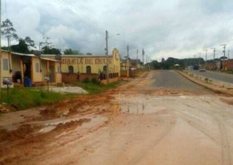 Lama e poste precário colocam em risco moradores do Cidadão 10