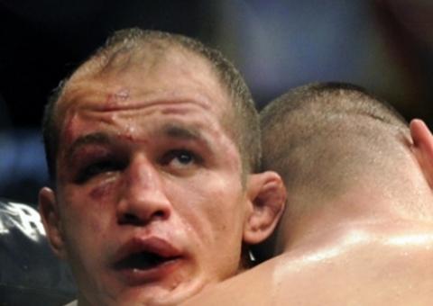 Velásquez derrota Cigano e mantém título no UFC