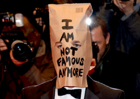 Shia LaBeouf aparece com saco na cabeça no Festival de Berlim