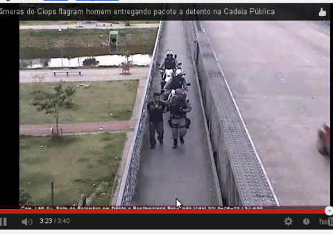 Homem flagrado entregando celular a preso na Vidal Pessoa. Veja vídeo