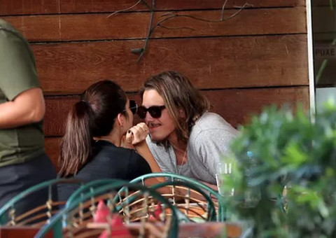 Cleo Pires e Rômulo Neto trocam carinhos em almoço romântico