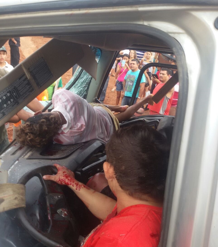 Três pessoas ficam feridas em colisão entre dois caminhões na AM-070