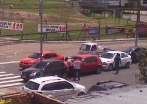 Três carros engavetam na avenida Rodrigo Otávio