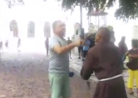 Monge católico expulsa evangélico da praça da Matriz em Manaus