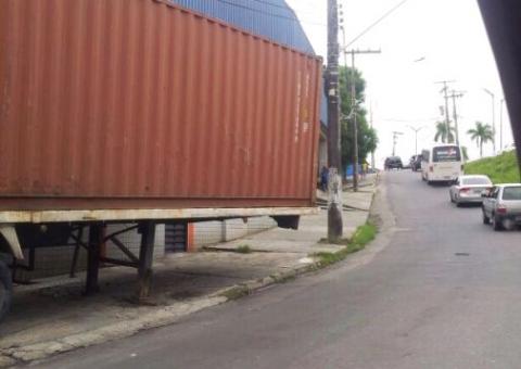 Contêiner estacionado na calçada há uma semana