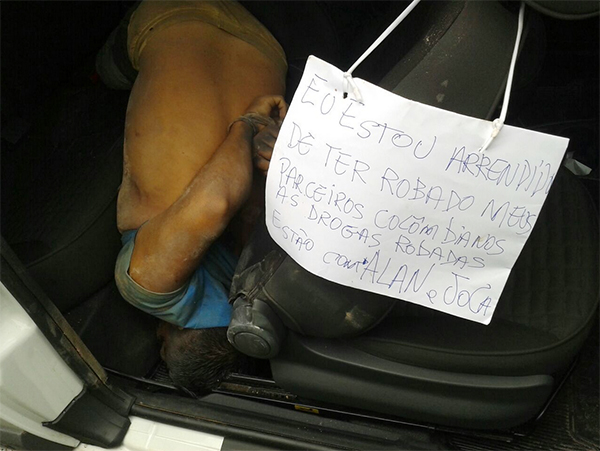 Bandidos deixam cartaz irônico junto à vítima morta a tiros dentro de Strada