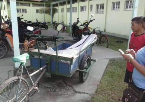 Corpo achado boiando é transportado em triciclo