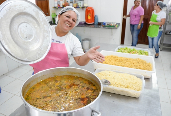 Cozinhas comunitárias oferecem mais de 1,8 mil refeições gratuitas por dia