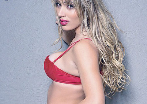 Candidata a Gata do Brasil posa sensual em clima natalino