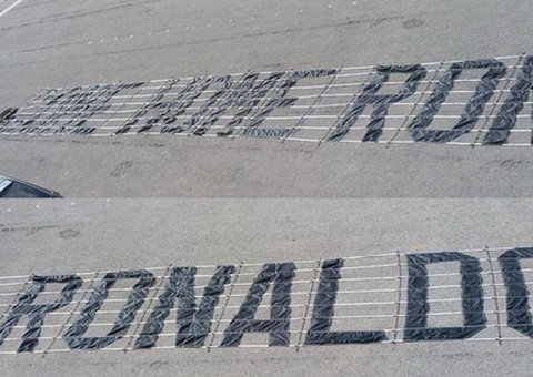 Avião sobrevoa estádio com mensagem pedindo volta de CR7 ao United 