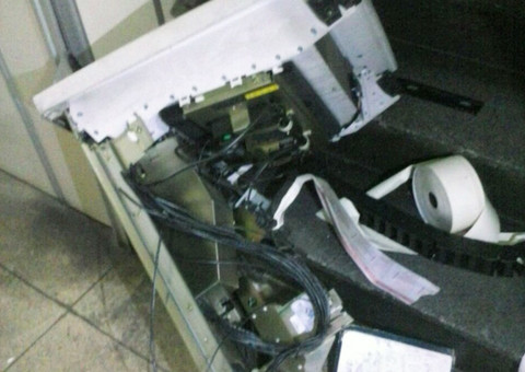 Ladrões explodem caixa eletrônico, levam dinheiro e armas do Iteam