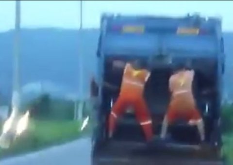 Catadores dançando lepo lepo em carro do lixo
