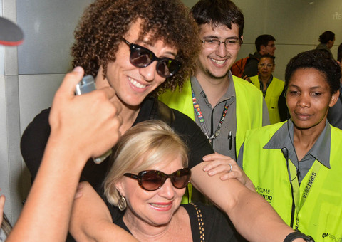 Em meio a tumulto de fãs, David Luiz faz a alegria geral ao desembarcar no Brasil