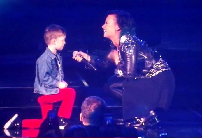 Demi Lovato é pedida em casamento por menino de 5 anos em show