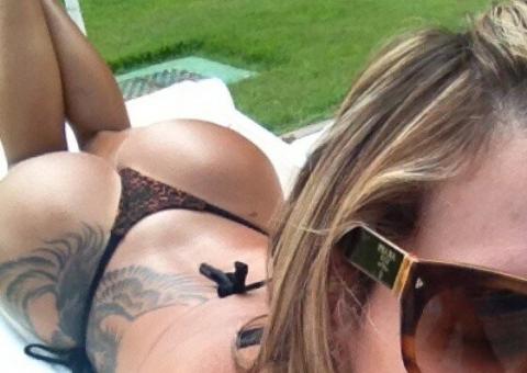  Denise Rocha publica foto de bumbum turbinado