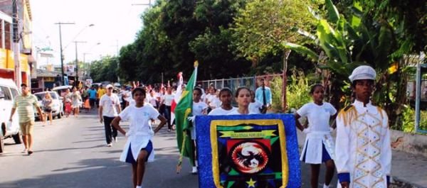 Desfiles cívicos levam mais de dois mil alunos às ruas