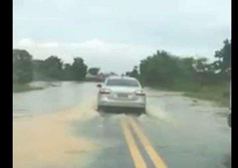 Motorista pede velocidade à santa e comemora com palavrão